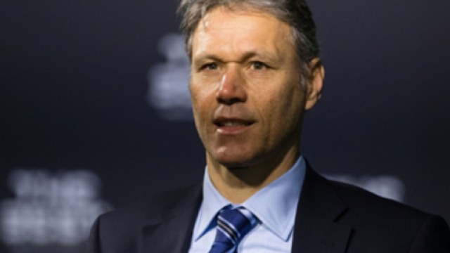 Van Basten mostra una maglia della Juve sui social per un quiz