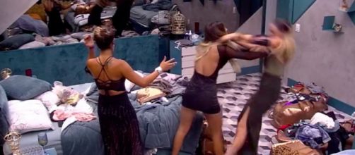 Durante discuss&atilde;o, Hariany empurra Paula. (Reprodu&ccedil;&atilde;o/GloboPlay)