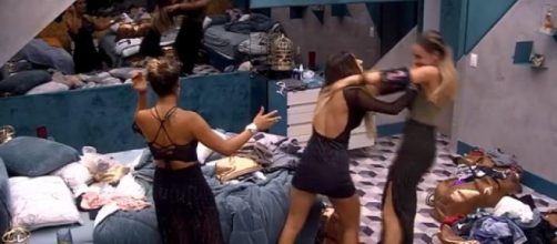 Paula e Hariany brigam em festa. (Reprodu&ccedil;&atilde;o/ Globoplay)