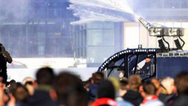 Cariche e incidenti fuori dalla Amsterdam Arena