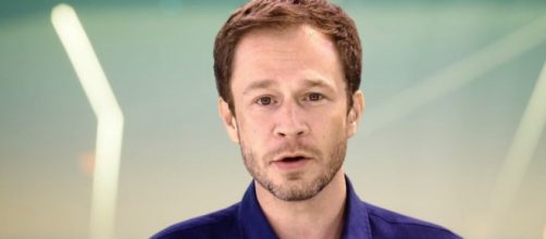 O apresentador Tiago Leifet mostra a rea&ccedil;&atilde;o da Hariany ao ser expulsa (Reprodu&ccedil;&atilde;o/TV Globo)