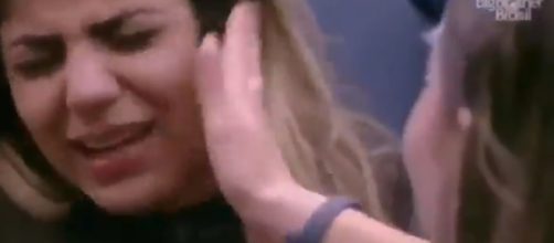 Paula e Hariany em meio a agress&atilde;o da mineira. (Reprodu&ccedil;&atilde;o/ Globoplay)