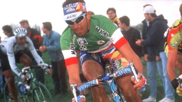Andrea Tafi impegnato alla Parigi Roubaix vinta nel 1999