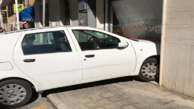 Cagliari, suora 80enne finisce con l'auto dentro un centro estetico.