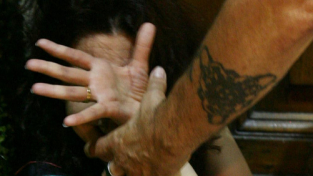 Catania, picchiava la moglie costringendola a compiere molestie sul figlio: arrestato