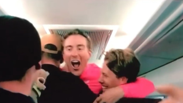 I festeggiamenti di Alberto Bettiol dopo la vittoria al Giro delle Fiandre