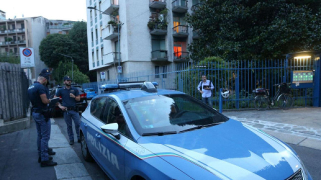 Milano, agguato a Porta Romana: lo affiancano in scooter e gli sparano