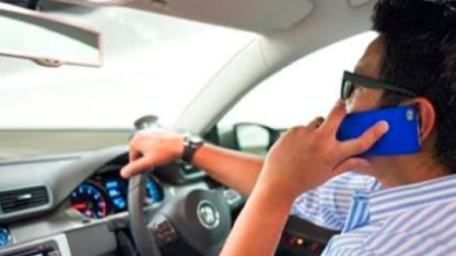 Nuovo codice della strada: patente ritirata due mesi a chi guida con il cellulare