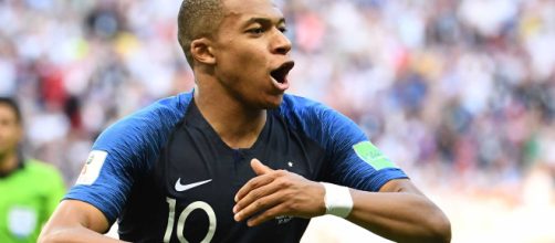 Mbapp&eacute;, vencedor da Copa do Mundo da FIFA, com a Fran&ccedil;a. (Arquivo Blasting News)