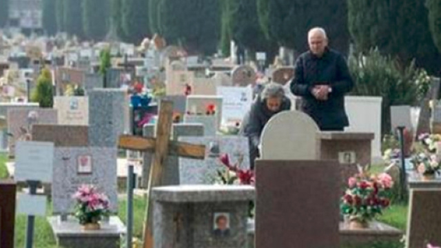 Bologna, via le croci dai cimiteri: 'Offendono le altre religioni'