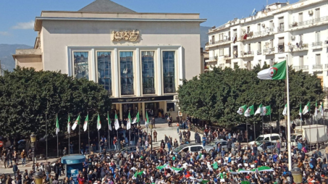 Folle oceaniche nelle strade dell'Algeria per l'ottavo venerd&igrave; consecutivo: il risveglio della primavera araba.