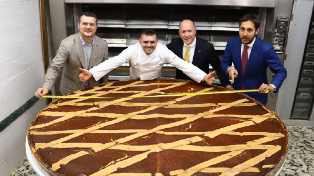 A Napoli una pastiera da guinness: 306 chilogrammi e due metri e dieci di diametro.