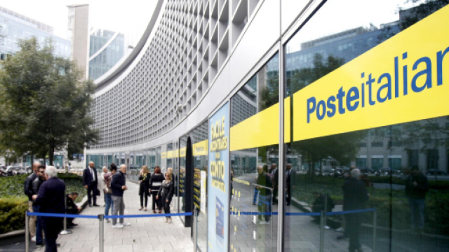 Poste Italiane assume figure di fronte end