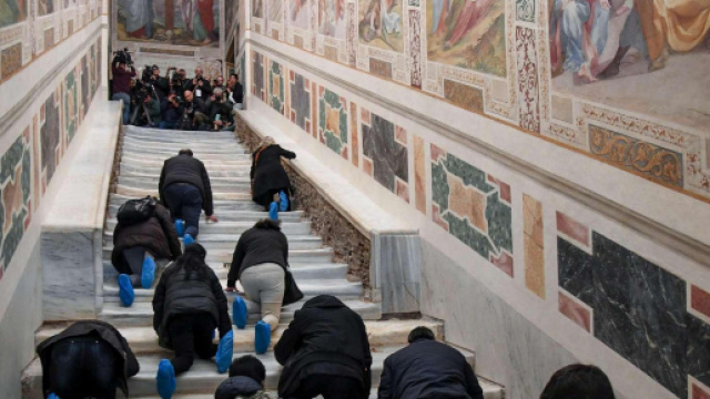 Roma, riapre la &ldquo;Scala Santa&rdquo; dopo 300 anni: dove i fedeli salgono in ginocchio