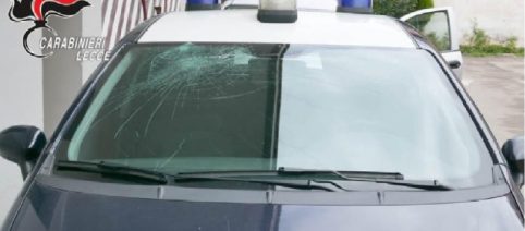 Lecce, 41enne vuole tagliarsi le vene con delle forbici poi sfascia l'auto dei carabinieri