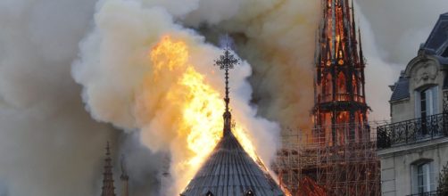 Inc&ecirc;ndio destr&oacute;i catedral de Notre-Dame, em Paris. (Arquivo Blasting News)