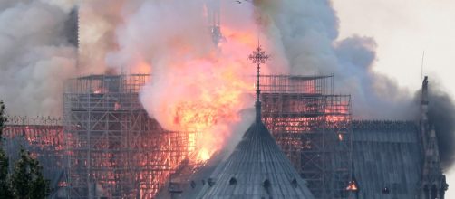 Pol&iacute;cia est&aacute; tratando inc&ecirc;ndio na Catedral de Notre-Dame como acidente (Arquivo Blasting News)