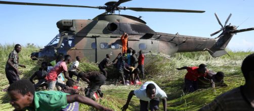 Un helic&oacute;ptero humanitario llega a Mozambique - Siphiwe Sibeko (Reuters)