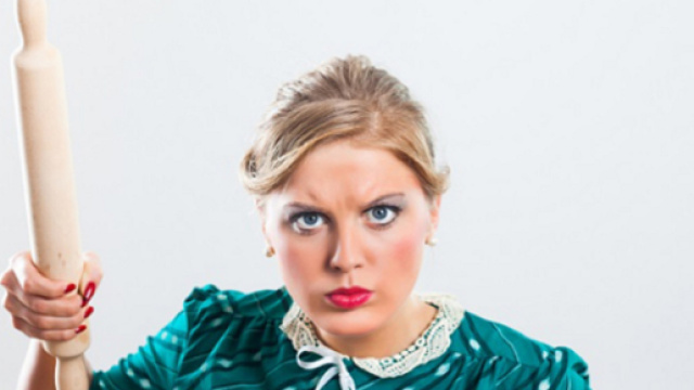 Donna picchia il marito perch&eacute; naviga sul web