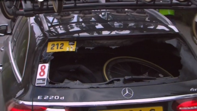 L'ammiraglia della Jumbo Visma dopo l'incidente con Benoot