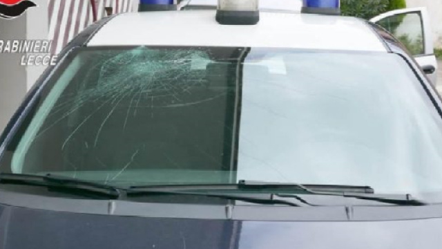 Lecce, 41enne tenta di tagliarsi le vene con delle forbici, poi sfascia il parabrezza dell'auto dei carabinieri.