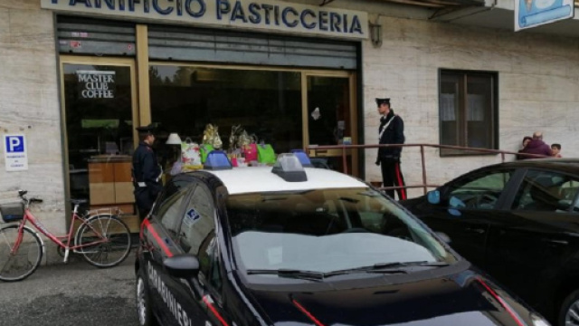 Nole, arrestato ladro di dolci: sorpreso in pasticceria mentre si abbuffava