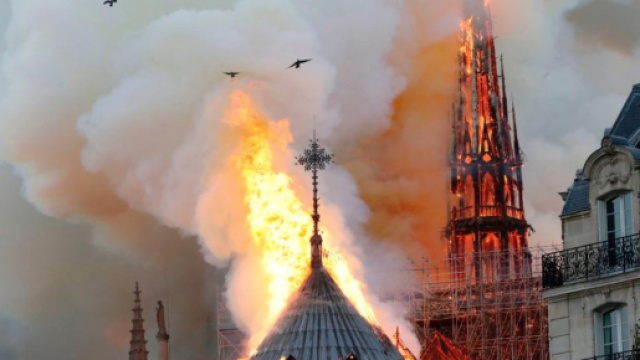 Notre Dame di Parigi incendio: le fiamme divorano la cattedrale