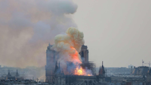 Parigi, grosso incendio devasta Notre-Dame