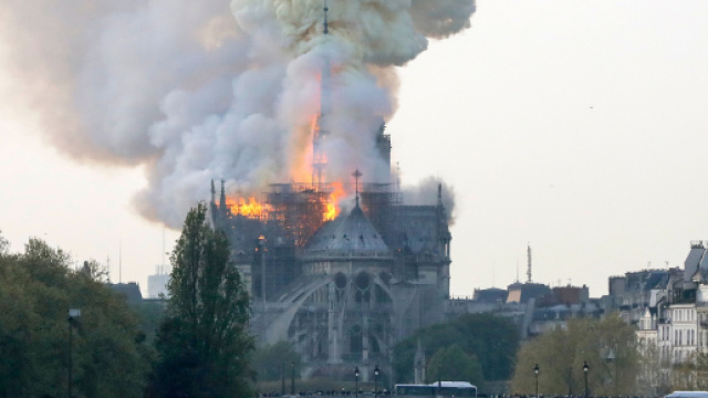 Parigi: Notre Dame avvolta dalle fiamme.