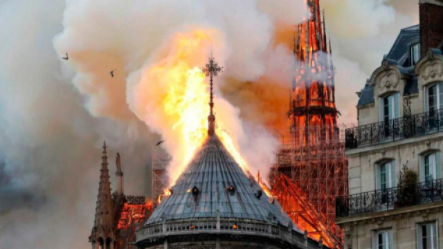 Parigi: le fiamme divorano la cattedrale di Notre Dame.