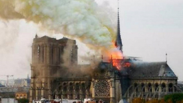 Parigi: le terrificanti immagini che arrivano dalla cattedrale di Notre Dame
