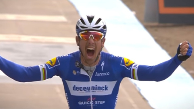 Philippe Gilbert in trionfo alla Parigi Roubaix