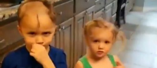 Menino pega o barbeador el&eacute;trico e raspa o cabelo dos irm&atilde;os. (Reprodu&ccedil;&atilde;o/Instagram)