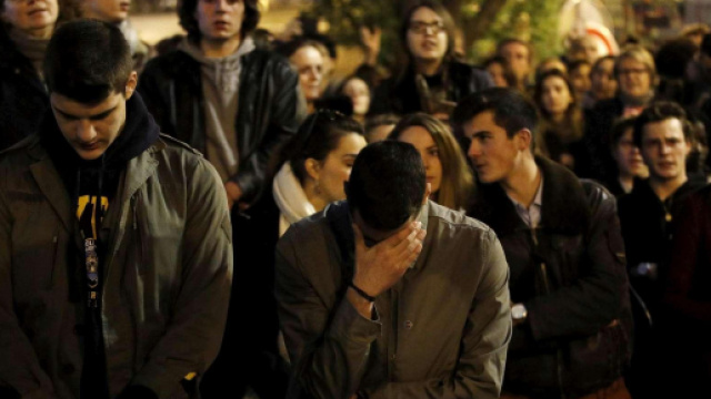 L'incredulit&agrave; e preoccupazione della folla davanti a Notre-Dame ( mediaset.it)