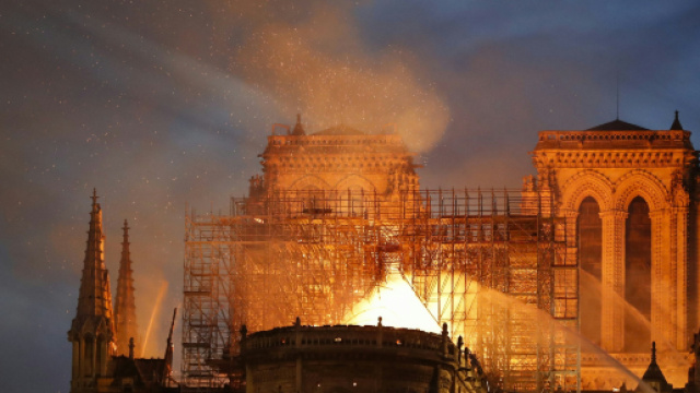 Notre-Dame de Paris ravag&eacute;e par un violent incendie