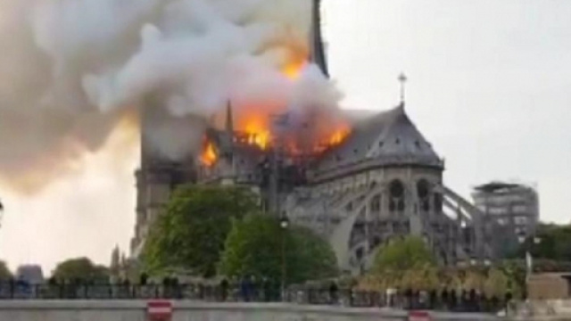 Notre Dame in fiamme, gli operai non erano al lavoro in quegli attimi.