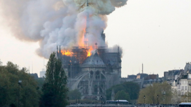 Parigi, incendio alla cattedrale di Notre Dame.