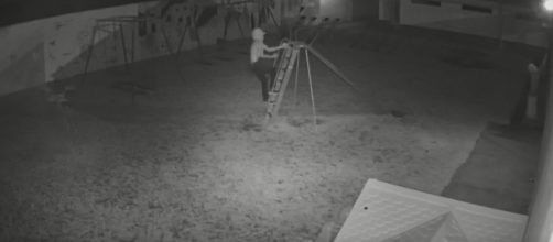 Invasor decidiu brincar no escorregador de creche no interior de SP. (Reprodu&ccedil;&atilde;o/TV TEM)