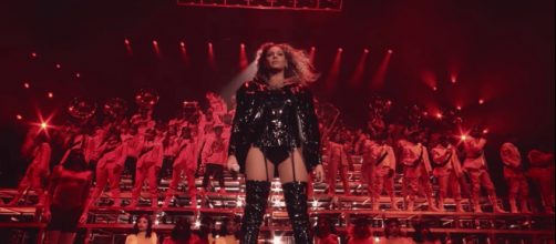 Beyonc&eacute; em cena do document&aacute;rio dirigido por ela pr&oacute;pria. (Divulga&ccedil;&atilde;o/ Netflix)