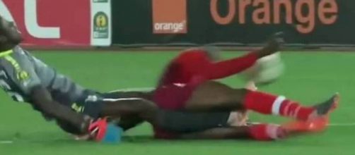 Jogador quebra as duas pernas durante a partida (Reprodu&ccedil;&atilde;o/ Bein Sports)