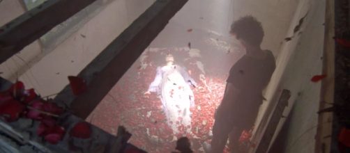 Milu &eacute; encontrada morta por Murilo. (Reprodu&ccedil;&atilde;o/Gshow)