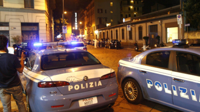 Milano, lite tra famiglie nomadi termina in un inseguimento in auto con colpi di pistola.