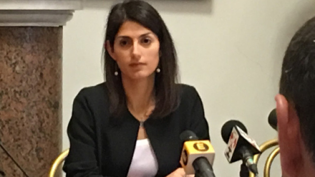 Roma, ex manager di Ama denuncia pressioni della Raggi: la Lega chiede le sue dimissioni