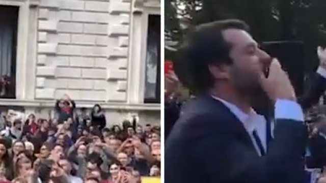 Salvini manda baci ai suoi contestatori