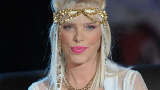 Cicciolina riceve dei singolari complimenti da Vittorio Sgarbi