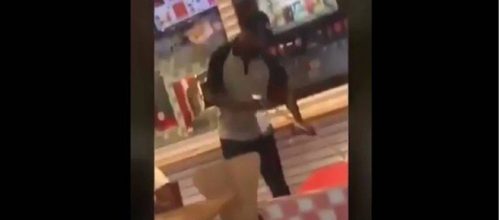 Jovens s&atilde;o acusadas de racismo. (Reprodu&ccedil;&atilde;o/Twitter/@SandroBNovaes)