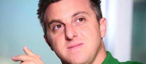 Luciano Huck flagra o filho tocando piano. (Arquivo Blasting News)