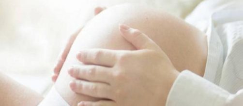 Mulher serve de barriga aluguel para o filho homossexual. (Arquivo Blasting News)