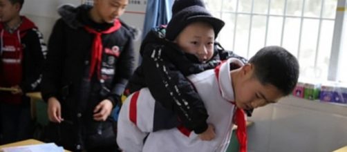 Xu Bingyang carregando Zhang Ze. (Reprodu&ccedil;&atilde;o/Sichuan Online)