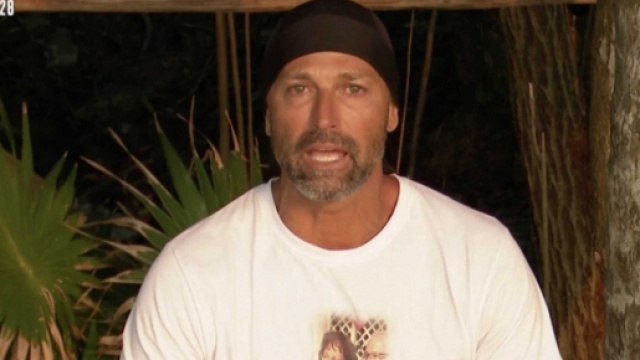 Isola dei Famosi, Stefano Bettarini riabbraccia i figli in studio e fa gli auguri in diretta a SuperSimo: Nicoletta Larini ignorata.